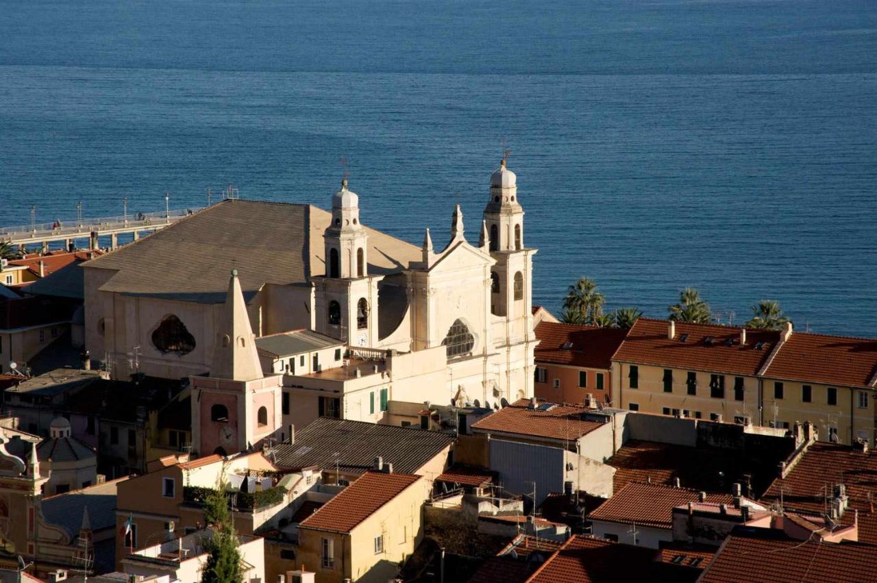 Cipriani 5 Rivieraholiday Pietra Ligure Bagian luar foto