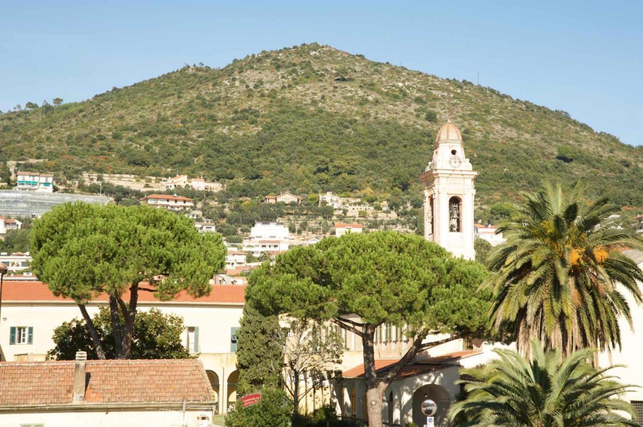 Cipriani 5 Rivieraholiday Pietra Ligure Bagian luar foto